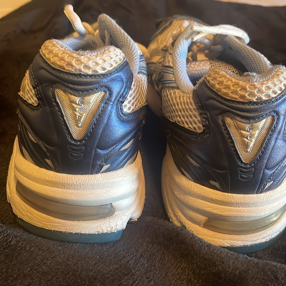 ASICS - Picture 2 of 6
